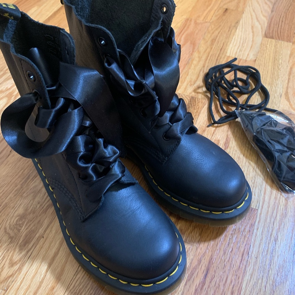 Dr. Martens 1460 Pascal Shoes
